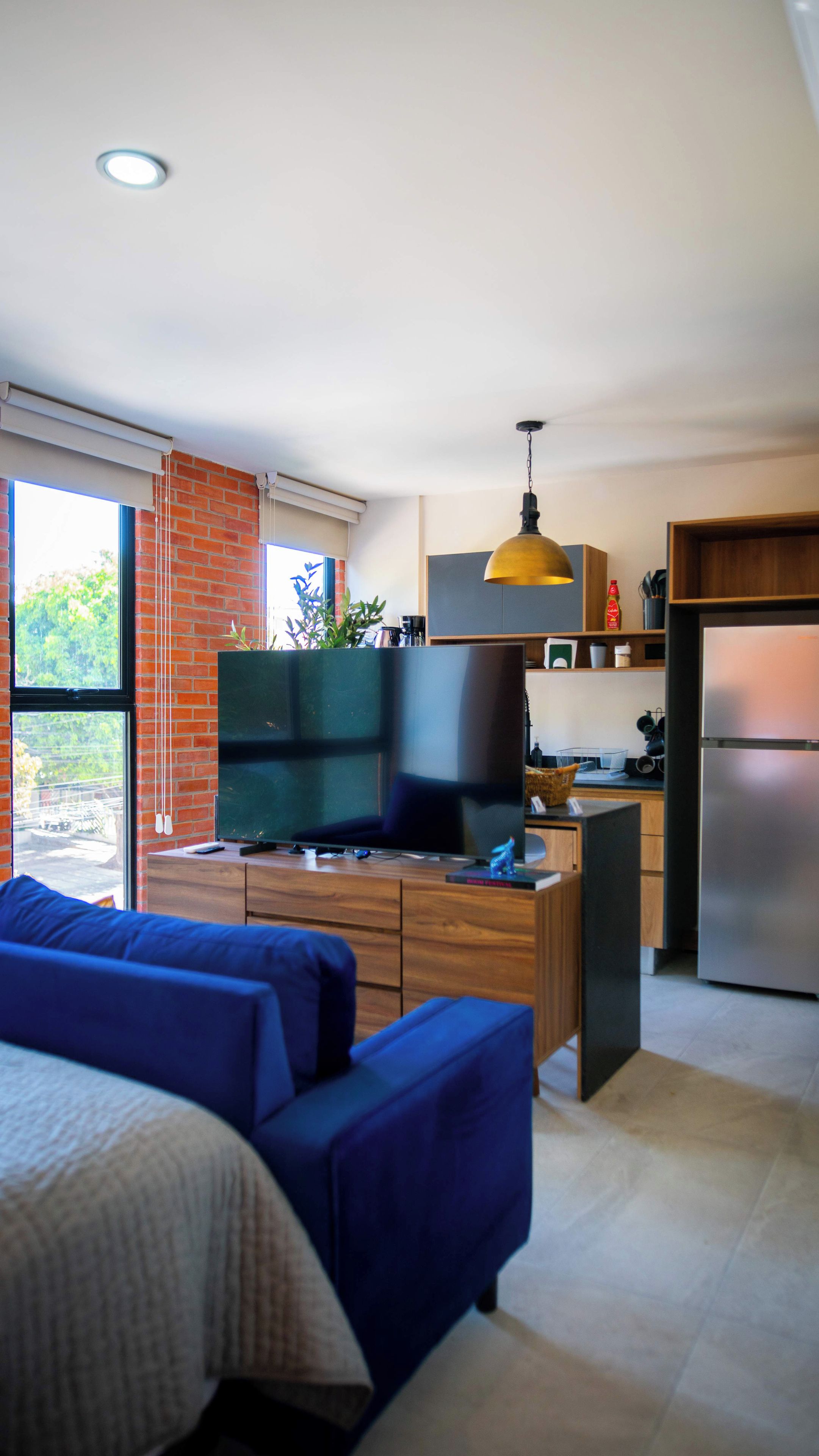 Eine moderne Küche mit Einbauofen, Kühlschrank und Essbereich mit Tisch und Stühlen.