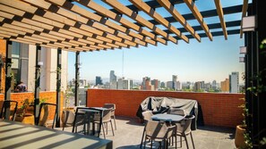 Outdoor dining - Americana apartment with rooftop pool (Guadalajara)