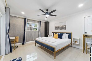 1 室のベッドルーム、デスク、アイロン / アイロン台、WiFi (無料)