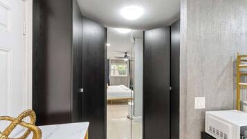 1 habitación, escritorio, tabla de planchar con plancha y wifi gratis