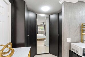 1 habitación, escritorio, tabla de planchar con plancha y wifi gratis