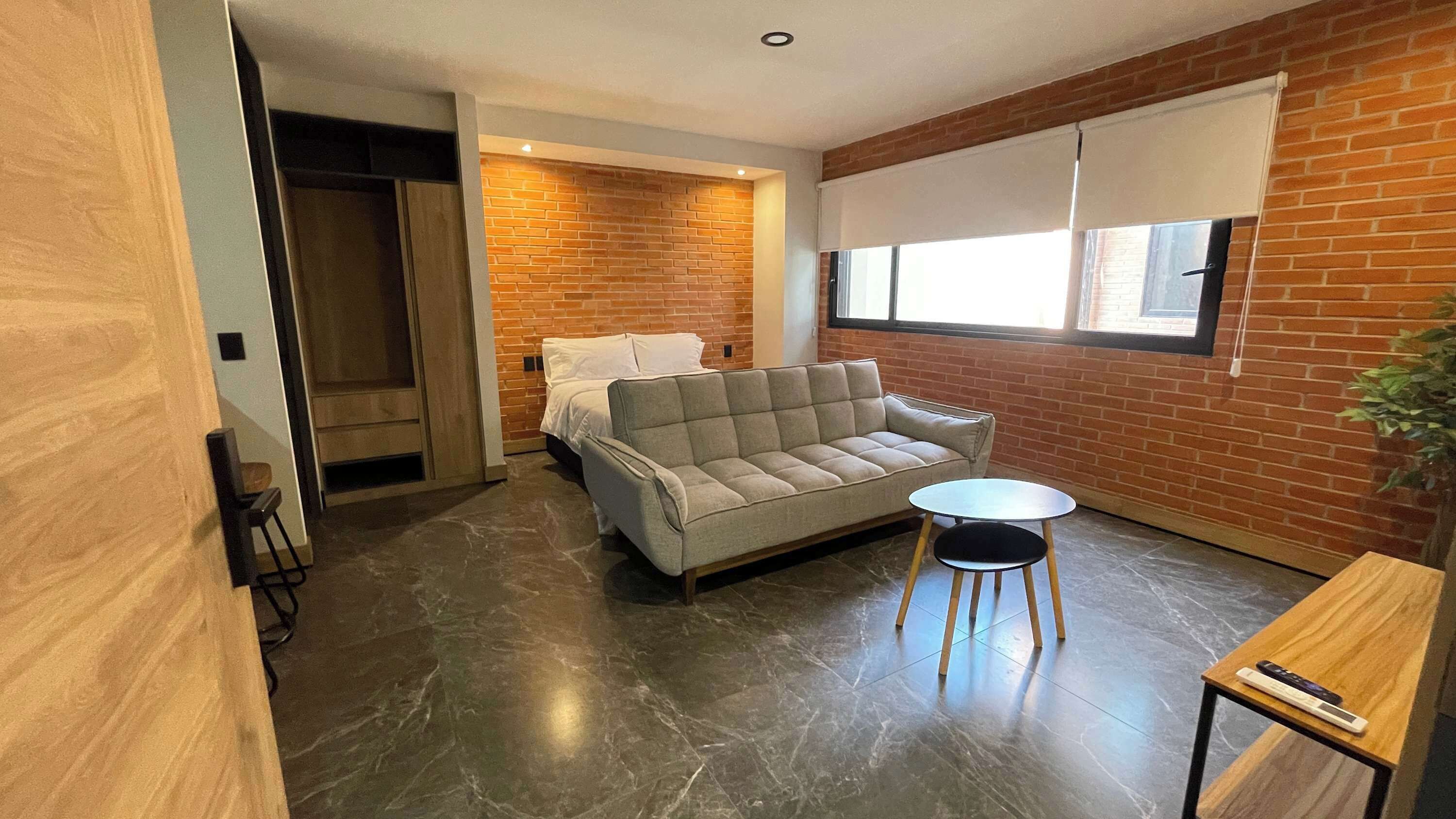 5 habitaciones, escritorio, tabla de planchar con plancha y wifi 