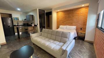 5 habitaciones, escritorio, tabla de planchar con plancha y wifi