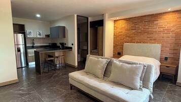 1 dormitorio, escritorio, tabla de planchar con plancha y wifi