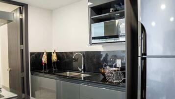 Een koelkast, een magnetron, een oven, een kookplaat