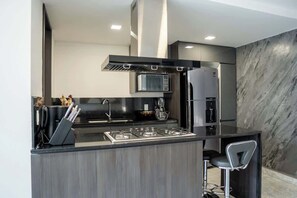 Een koelkast, een magnetron, een oven, een kookplaat
