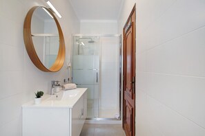 Shower, hair dryer, towels - Villa 'Staysalty - Resort Style Family' with Private Pool, Wi-Fi and Air Conditioning (Altura)