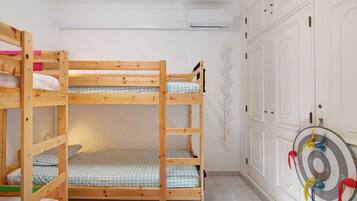 3 bedrooms, iron/ironing board, free WiFi, bed sheets