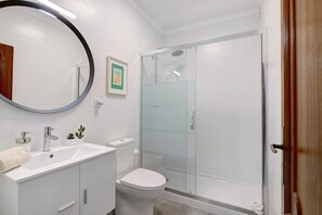 Shower, hair dryer, towels - Villa 'Staysalty - Resort Style Family' with Private Pool, Wi-Fi and Air Conditioning (Altura)