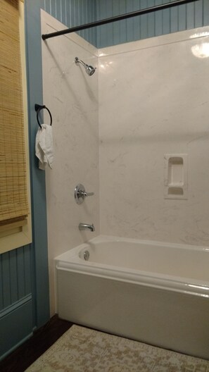 Serviettes fournies, savon, papier de toilette
