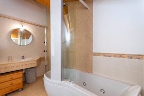 Sèche-cheveux, bidet, serviettes fournies