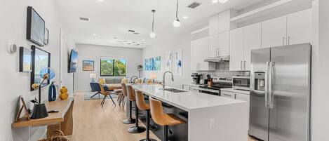 Refrigerador, microondas, horno, placa de cocina