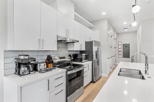 Brand New Luxury - Across From Beach - Balcony View