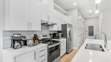 Frigorífico, microondas, horno y placa de cocina