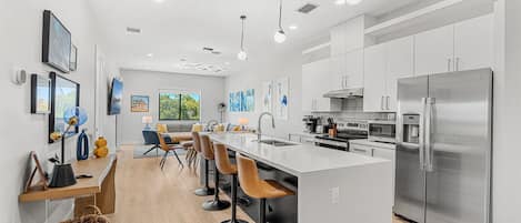 冷蔵庫、電子レンジ、オーブン、コンロ