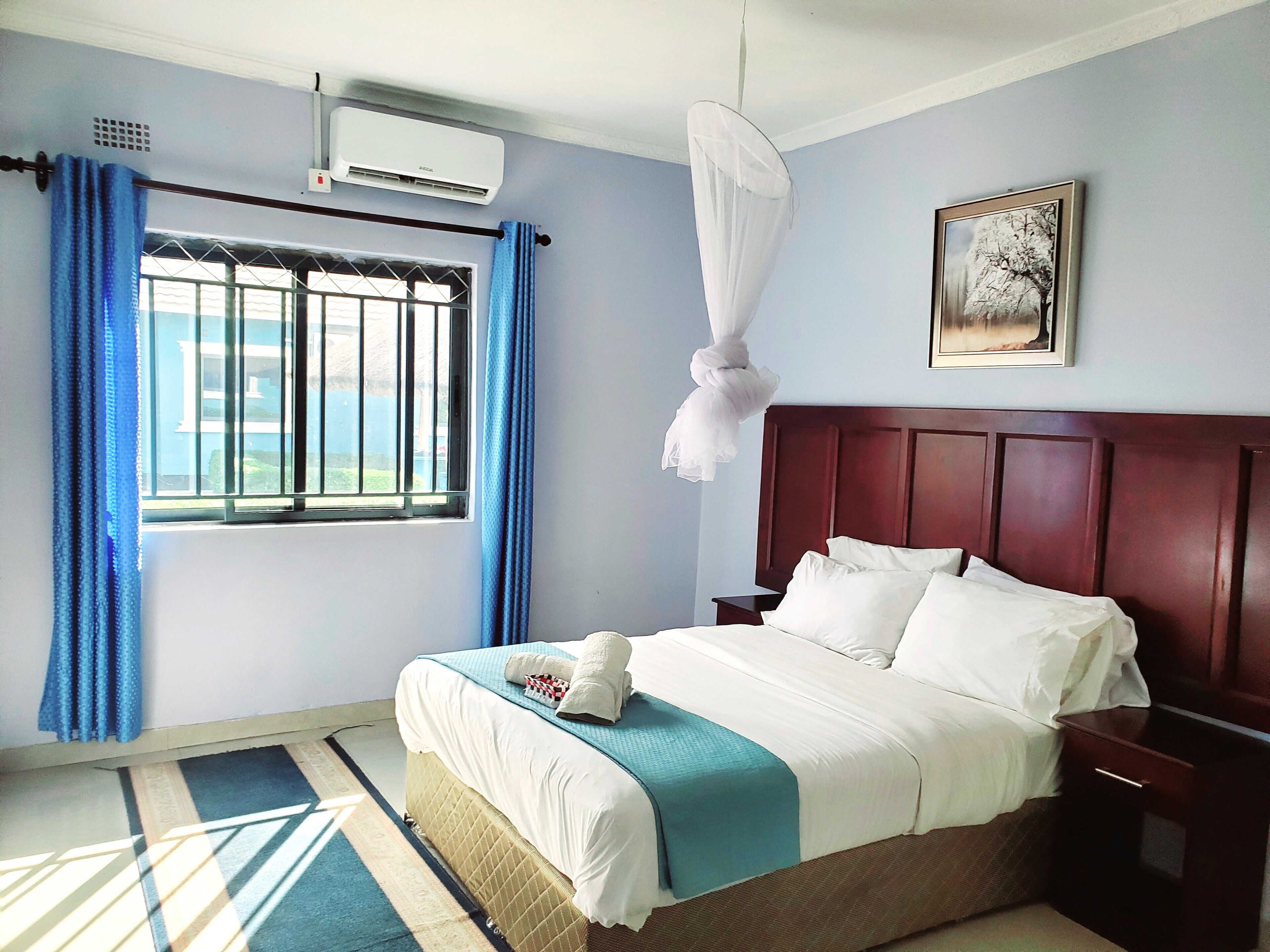 11 habitaciones, tabla de planchar con plancha, wifi y ropa de cama 