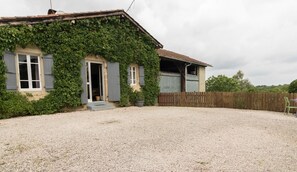 A house with a gravel driveway and a wooden fence. - Le Baruch - Montgaillard-sur-Save (Montgaillard-sur-Save)