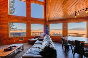 Televisie, een open haard en een tafeltennistafel