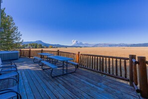 Outdoor dining - Hot Tub, Kid Loft, Ping Pong, 25 min YNP, Fire Pit (Island Park)