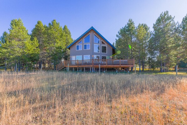 Exterior - Hot Tub, Kid Loft, Ping Pong, 25 min YNP, Fire Pit (Island Park)
