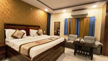 Premium bedding, in-room safe, free WiFi, bed sheets