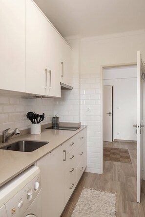 Frigorífico, microondas, horno y placa de cocina