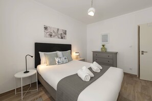 1 habitación, tabla de planchar con plancha y cuna de viaje 