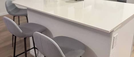 Mikrobølgeovn, ovn, kokeplater og oppvaskmaskin