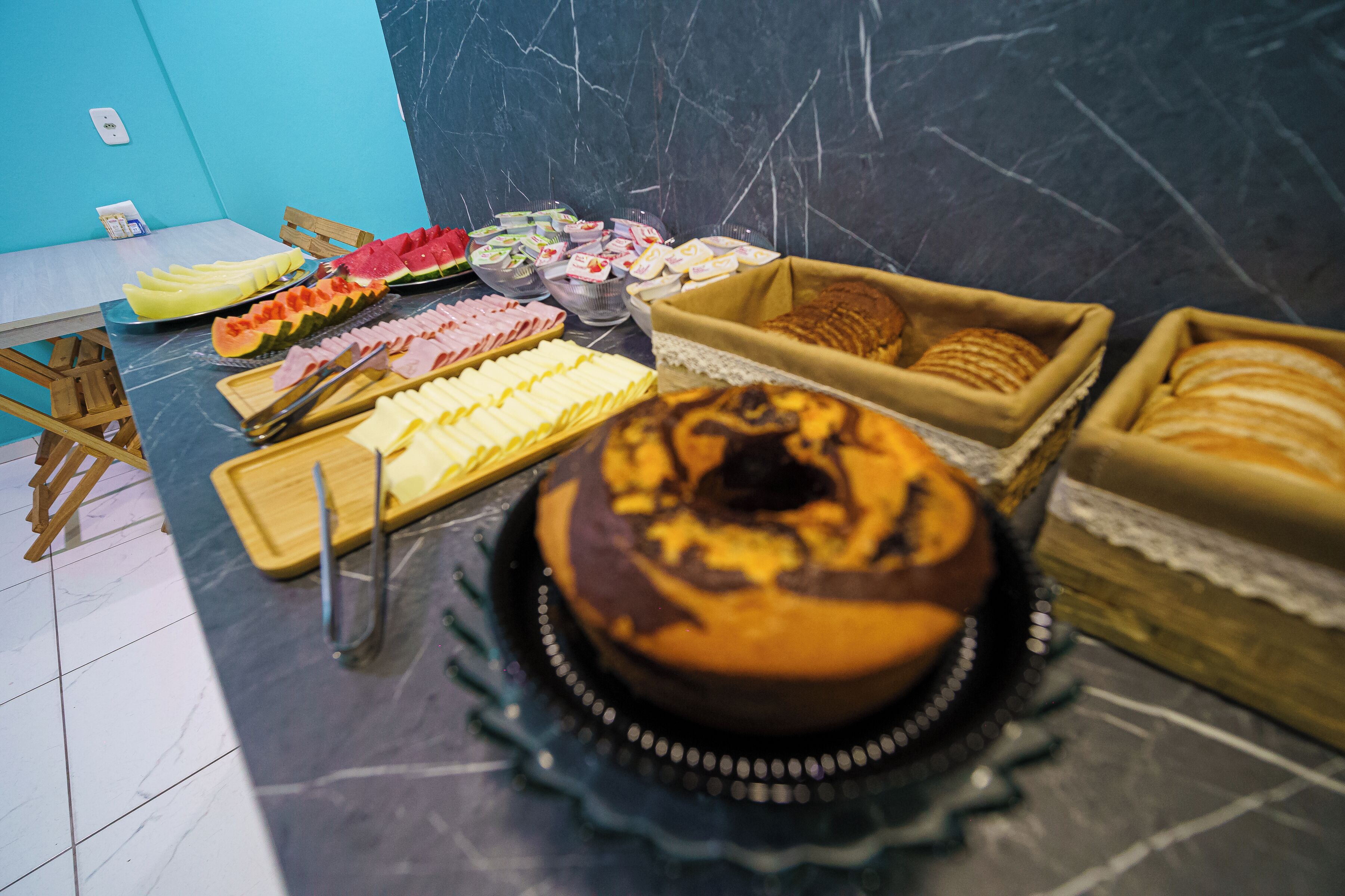 Café da manhã com buffet grátis todos os dias