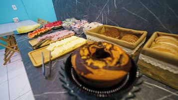 Café da manhã com buffet grátis todos os dias