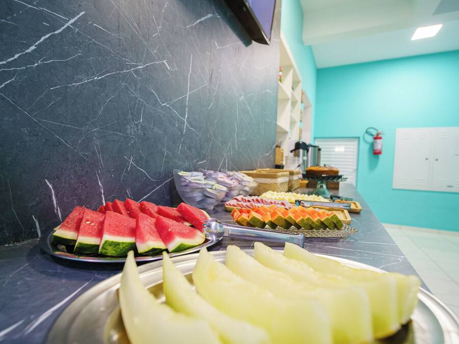 Café da manhã com buffet grátis todos os dias