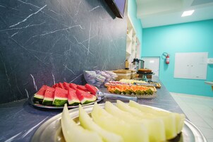 Café da manhã com buffet grátis todos os dias