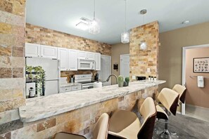 Fridge, microwave, oven, stovetop - DT Auburn Hills Lux Condo (Auburn Hills)