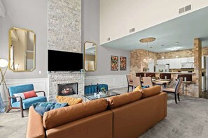 TV, offices - DT Auburn Hills Lux Condo (Auburn Hills)