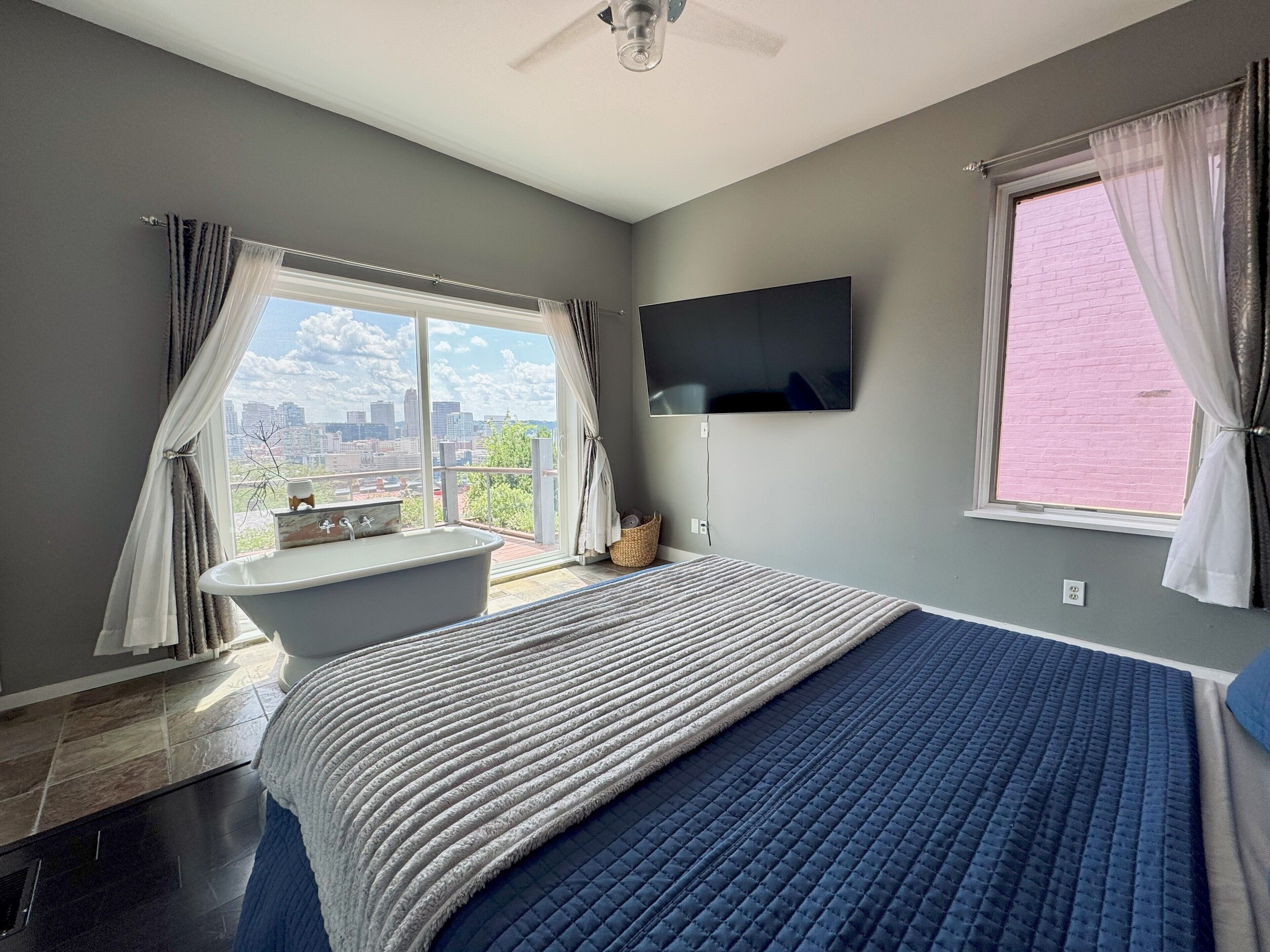 2 quartos, escrivaninha, ferros/tábuas de passar roupa