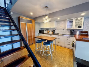 Microwave, oven, stovetop, coffee/tea maker - Oasis Above the City · Cincy Skyline Views (Cincinnati)
