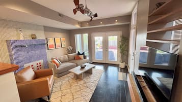 Smart TV, livros, aparelho de som