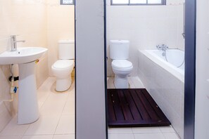 Combined shower/tub, free toiletries, hair dryer, towels - The Hedge (Lusaka)