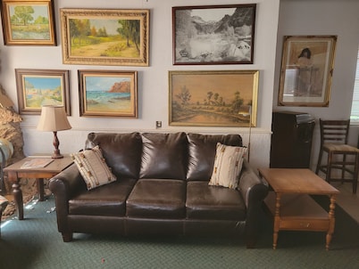 Stone Hearth Cottage in tranquil Clovis