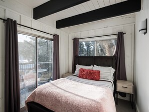 3 bedrooms, desk, free WiFi, bed sheets