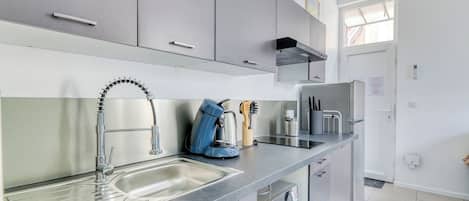 Réfrigérateur, micro-ondes, plaque de cuisson, cafetiÚre/bouilloire
