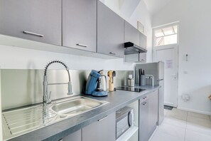 Réfrigérateur, micro-ondes, plaque de cuisson, cafetière/bouilloire