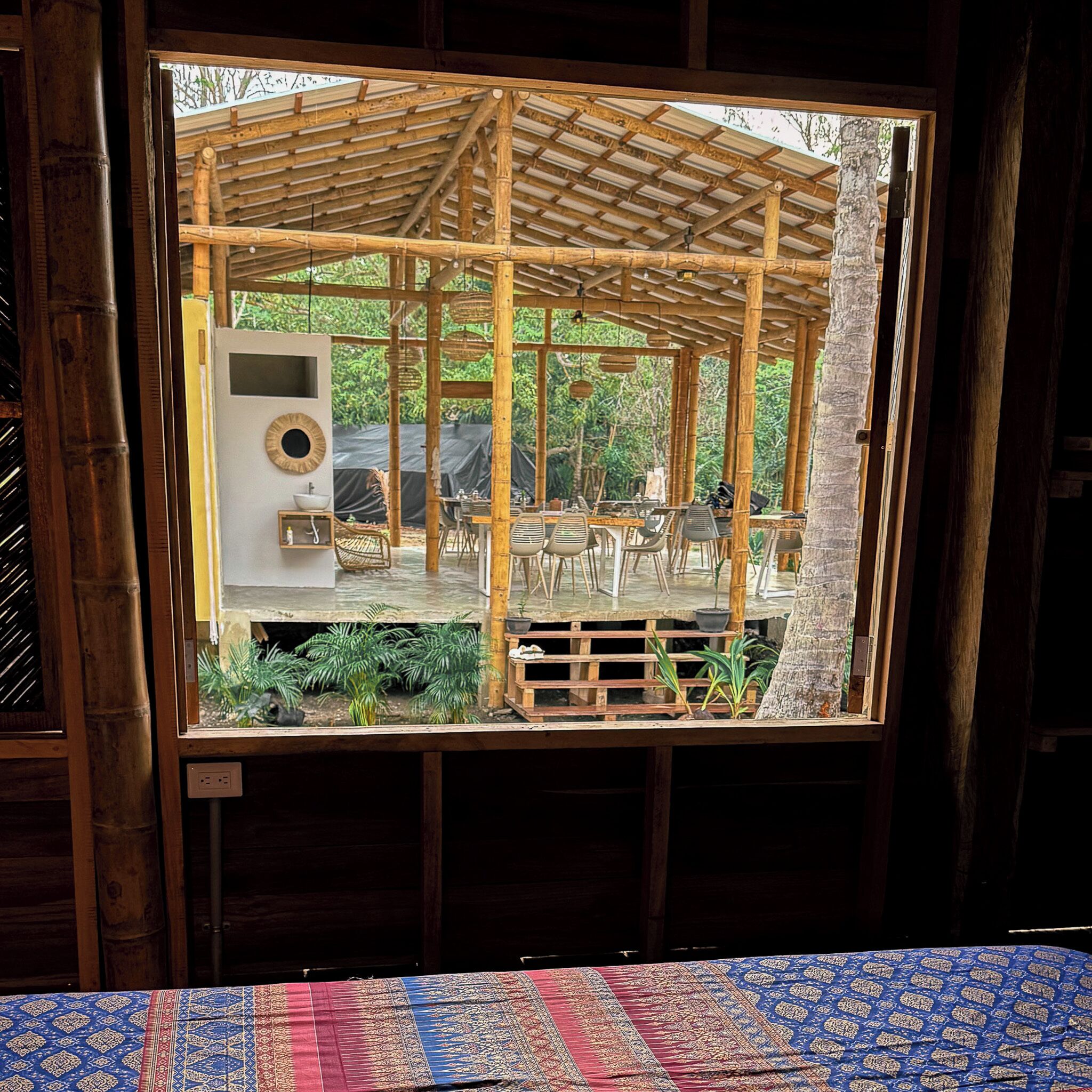 Chambre Triple, vue cour intérieure | Matelas mémoire de forme, Wi-Fi gratuit, draps fournis