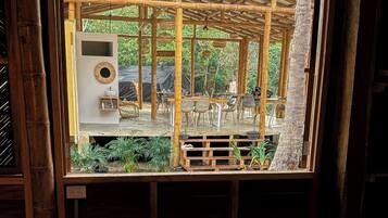 Chambre Triple, vue cour intérieure | Matelas mémoire de forme, Wi-Fi gratuit, draps fournis