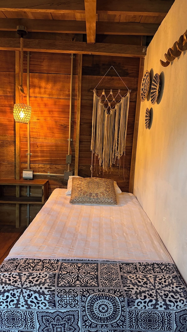 Chambre Familiale, vue cour intérieure | Matelas mémoire de forme, Wi-Fi gratuit, draps fournis