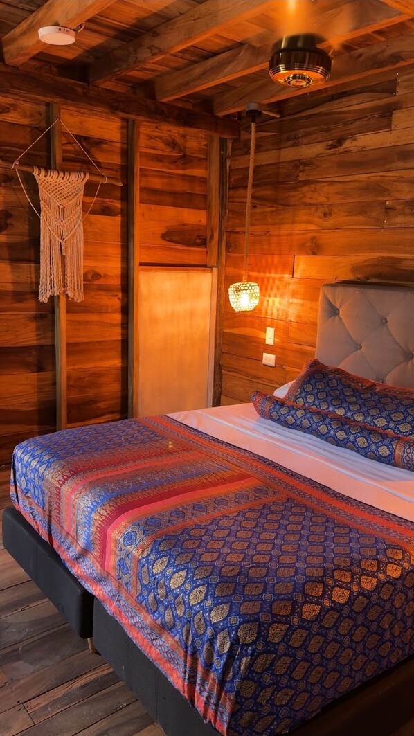 Chambre, vue sur la cour intérieure | Lit avec matelas en mousse à mémoire, accès au Wi-Fi (inclus)