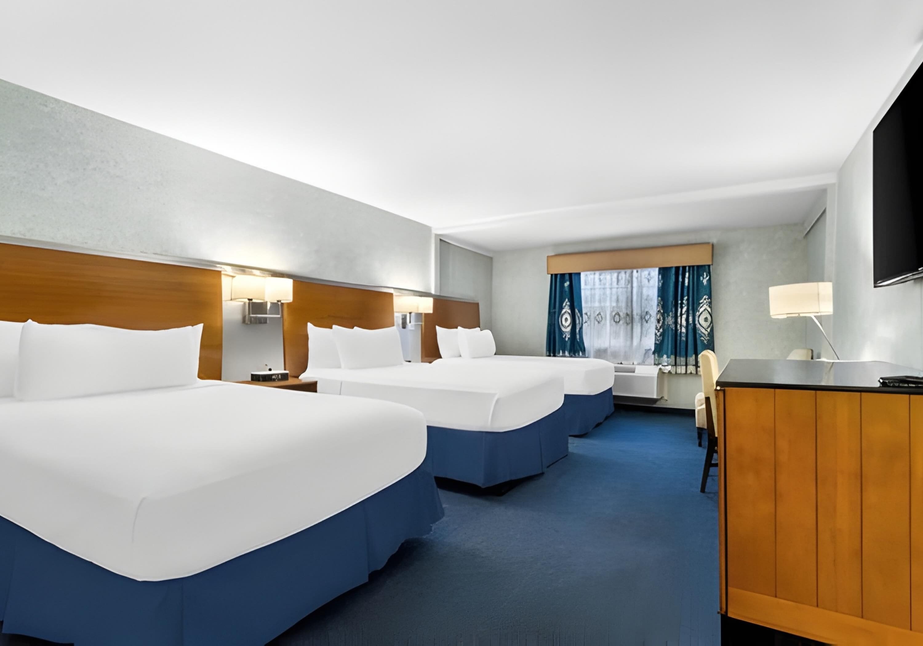 غرفة عائلية - عدة أسرّة - لغير المدخنين | أغطية فراش متميزة ومكتب ومساحة عمل للكمبيوتر المحمول وستائر تعتيم