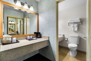 Combined shower/bathtub, hair dryer, towels, soap - Hiltop Hotel (Bakersfield)