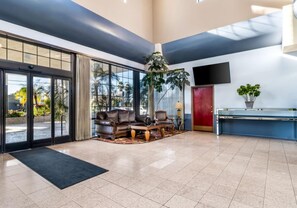 Lobby - SureStay by Best Western Bakersfield Central (Bakersfield)