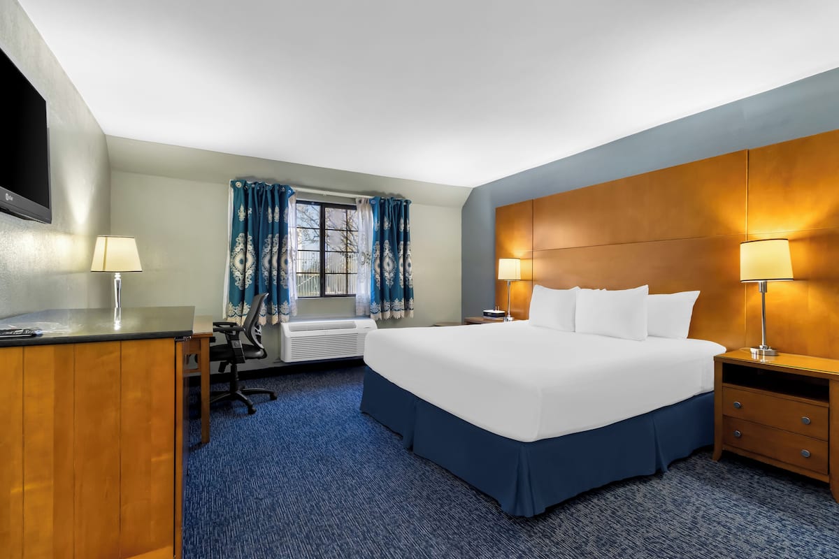 1 bedroom, premium bedding, desk, laptop workspace